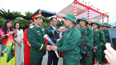 Generaal Phan Van Giang woont de militaire wervingsceremonie bij in de provincie Cao Bang.