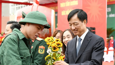 Hanoi: Ruim 4700 jonge mannen vertrekken voor hun militaire dienst.