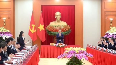 [Foto] O Secretário-Geral To Lam preside uma reunião com as Equipes Editoriais para fazer um balanço dos 100 anos de liderança do Partido na revolução vietnamita e dos 40 anos de implementação do Programa Nacional de Construção.