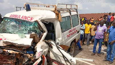 Colisión entre ambulancia y autobús deja 16 muertos en Ghana.