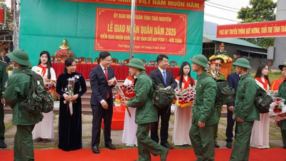 Thai Nguyen mengatur penyerahan dan penerimaan peralatan militer dengan cara yang khidmat dan efisien.