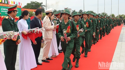 Hampir 4.000 pemuda berprestasi dari Quang Ngai dengan antusias berangkat untuk bergabung dengan tentara.