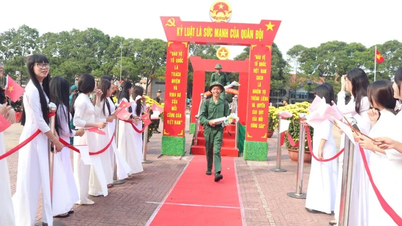 Para pemuda dari provinsi Dak Lak dengan antusias mendaftar di angkatan darat.