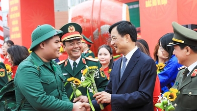 De stadsbestuurders van Hanoi moedigden de nieuwe rekruten aan toen ze vertrokken voor hun militaire dienst.
