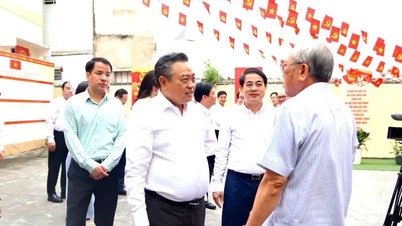 El camarada Tran Sy Thanh inspecciona los centros de votación en Khanh Hoa.