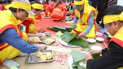 Satu pertandingan meriah untuk membuat banh chung dan banh giay (kek beras tradisional Vietnam) di Festival Musim Bunga Con Son - Kiet Bac.