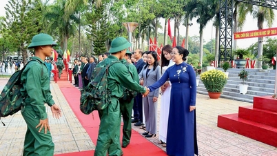 Biträdande sekreterare för den provinsiella partikommittén Huynh Thi Chien Hoa deltog i militärintagningsceremonin i Lien Son Lak kommun.