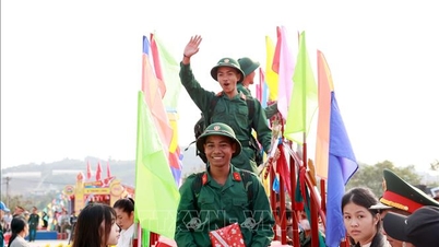 Hari pendaftaran militer: Berseri-seri dalam balutan seragam hijau tentara.