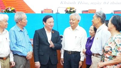 El vicepresidente de la Asamblea Nacional, Nguyen Khac Dinh, asiste a una reunión con votantes en el barrio de Nha Trang, provincia de Khanh Hoa.