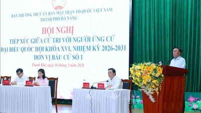 Tran Cam Tu, permanent medlem av partiets centralkommittésekretariat, deltar i ett möte med väljare i Da Nang.