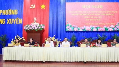 បេក្ខជន​ក្រុមប្រឹក្សា​ប្រជាជន​ខេត្ត​អានយ៉ាង​ជួប​ជាមួយ​អ្នកបោះឆ្នោត​នៅ​សង្កាត់​ឡុងស្វៀន។