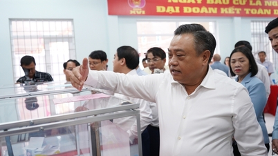 مسٹر Tran Sy Thanh Khanh Hoa میں انتخابی تیاریوں کا معائنہ کر رہے ہیں۔