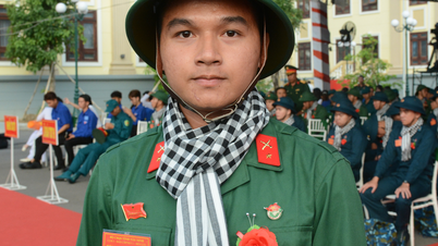 Medlemmer av Det unge partiet i Tay Ninh-provinsen melder seg frivillig til å verve seg i hæren.