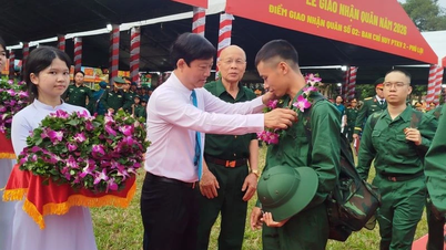 Ruim 1400 nieuwe rekruten uit 28 gemeenten en wijken in het noorden van Ho Chi Minh-stad zijn vertrokken om zich bij het leger aan te sluiten.