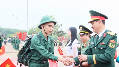 Sebanyak 478 warga sipil berangkat untuk menjalani wajib militer di titik penyerahan pasukan pertama Komando Zona Pertahanan 4 - M'Đrắk.