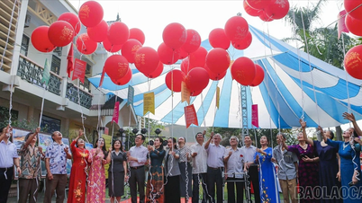 เมื่อบทกวีผสานเข้ากับสีสันแห่งฤดูใบไม้ผลิ