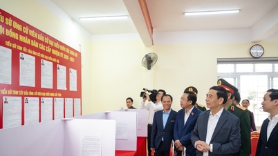 O membro do Politburo e Ministro da Defesa Nacional, Phan Van Giang, supervisiona e inspeciona o trabalho eleitoral em Cao Bang.