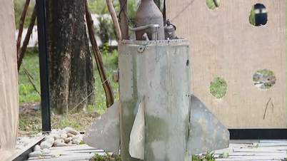 Przestrzeń sztuki współczesnej stworzona z wraków samolotów i obudów bomb w Muzeum w Hanoi.