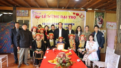 ថ្នាក់ដឹកនាំក្រុមប្រឹក្សាប្រជាជនខេត្ត បានទៅសួរសុខទុក្ខ និងអបអរសាទរដល់បុគ្គលអាយុ ១០០ ឆ្នាំនៅឃុំតាន់ទ្រី និងឃុំញ៉ាតហ័រ។