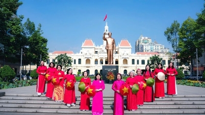 Ho Chi Minh şehrindeki Ao Dai Haftası'nda canlı renkler.