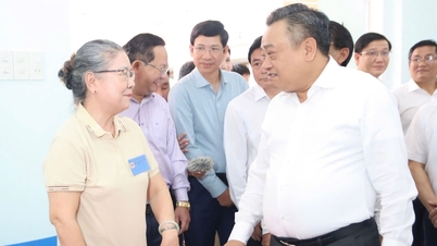 Leder av den sentrale inspeksjonskomiteen, Tran Sy Thanh, jobber med Khanh Hoa provinsielle valgkomité.