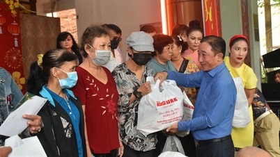"ດອກໝາກແອັບປີຄອດສີທອງແຫ່ງຄວາມເມດຕາ" ມອບຂອງຂວັນເຕັດໃຫ້ແກ່ນັກສິລະປິນ ແລະ ພະນັກງານຢູ່ຫຼັງເວທີ.