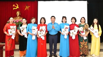 A Van Mieu - Quoc Tu Giam Ward Szakszervezete a nemzetközi nőnapot ünnepli.