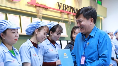 Nguyen Xuan Hung, a Vietnami Általános Munkásszövetség alelnöke meglátogatja a Tet-ünnep után visszatérő munkásokat Nui Thanh községben.