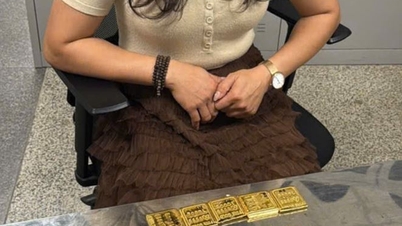 Patru pasageri care intrau în Vietnam au fost găsiți ascunzând 12,3 kg de metal suspectat a fi lingouri de aur.