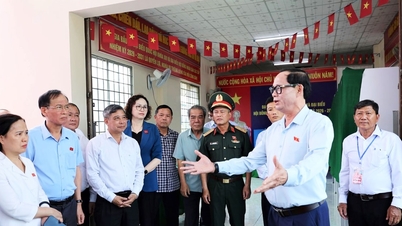 De vicevoorzitter van de Nationale Vergadering, luitenant-generaal Tran Quang Phuong, inspecteert de verkiezingsvoorbereidingen in de gemeente Nhon Ai, Can Tho.