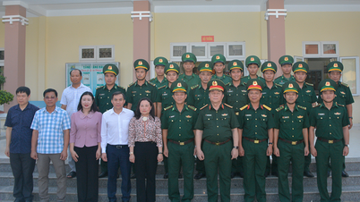 Le général Nguyen Trong Nghia visite le poste frontière de Long Khot (Tay Ninh)
