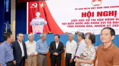 Nationalförsamlingens vice talman Nguyen Khac Dinh möter väljare i Khanh Hoa.