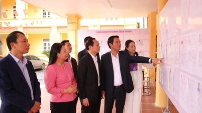 Bac Ninh: Wiceprzewodniczący Prowincjonalnego Komitetu Ludowego Le Xuan Loi dokonuje inspekcji przygotowań do wyborów w gminach Son Dong i Yen Dinh.