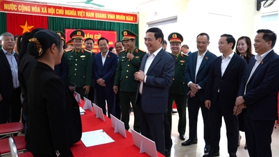 Minister van Defensie Phan Van Giang houdt toezicht op en inspecteert de verkiezingen van leden van de Nationale Vergadering en de Volksraad op alle niveaus in Cao Bang.