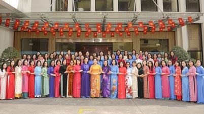 Leiders en functionarissen van het Centraal Comité van de Vietnamese Vrouwenbond nemen deel aan de "Ao Dai Week" 2026.