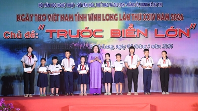 La 24e Journée de la poésie vietnamienne s'est déroulée au Monument national spécial, au Tombeau et au Mémorial de la figure renommée Nguyen Dinh Chieu.