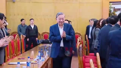 Politik dan ideologi menciptakan kekuatan spiritual yang memungkinkan suatu bangsa untuk bergerak lebih jauh dan lebih mantap ke depan.