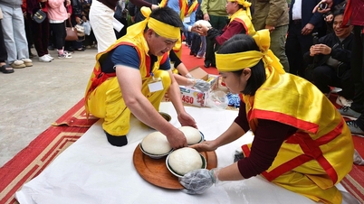 Tim tersebut terpaksa menghentikan kompetisi menumbuk kue beras di Festival Con Son - Kiet Bac karena... beras lengket.