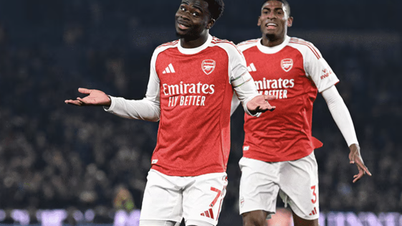 Bukayo Saka gör mål i sin 300:e match, vilket ger Arsenal en stark chans att vinna mästerskapet.