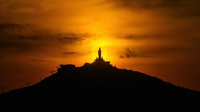 Un momento surrealista al atardecer en la montaña Ba Den, Tay Ninh.