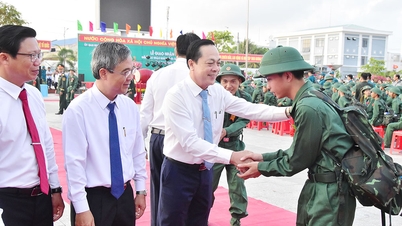 Lam Minh Dang, plaatsvervangend secretaris van het provinciale partijcomité, woonde de militaire keuringsceremonie bij in de wijk Duyen Hai.