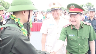 យុវជនចំនួន ៤.៤១៩ នាក់មកពីខេត្តវិញឡុងកំពុងធ្វើដំណើរទៅចូលរួមជាមួយកងទ័ព។