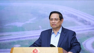 Perdana Menteri Pham Minh Chinh memimpin sesi ke-24 Komite Pengarah untuk Proyek Transportasi Penting.