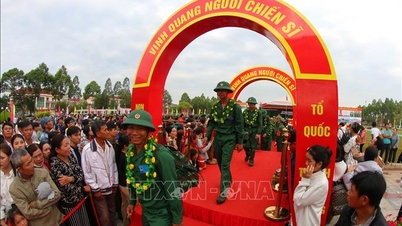 Ribuan anak muda dari wilayah barat Vietnam berangkat untuk memenuhi kewajiban suci mereka.