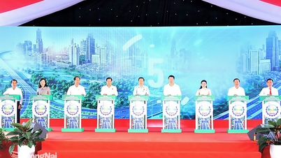 Președintele Adunării Naționale, Tran Thanh Man, a apăsat butonul pentru a lansa proiectul Huong Lo 2, care face legătura cu autostrada expresă Ho Chi Minh City - Long Thanh - Dau Giay.