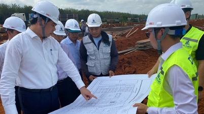 O vice-presidente do Comitê Popular Provincial, Lam Hai Giang, inspeciona o andamento dos projetos de construção de escolas em áreas de fronteira.