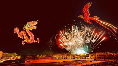 Pokaz latających dronów na niebie nad Wyspą Pamięci w Hoi An