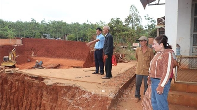 Construction on a road section in Dong Nai province has been halted, leaving residents' houses precariously close to the edge of a cliff.