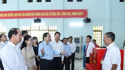 O presidente da Assembleia Nacional, Tran Thanh Man, inspeciona a seção eleitoral em Dong Nai.