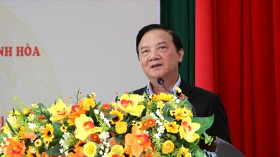 Nguyễn Khac Dinh, a Nemzetgyűlés alelnöke találkozón vesz részt a választókkal Khanh Vinh községben, Khanh Hỏa tartományban.